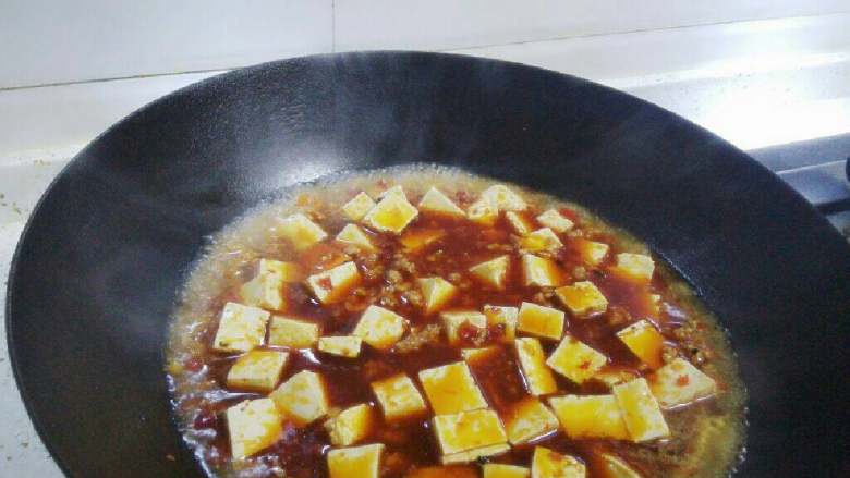 麻婆豆腐,水开后放入豆腐,轻轻翻匀。