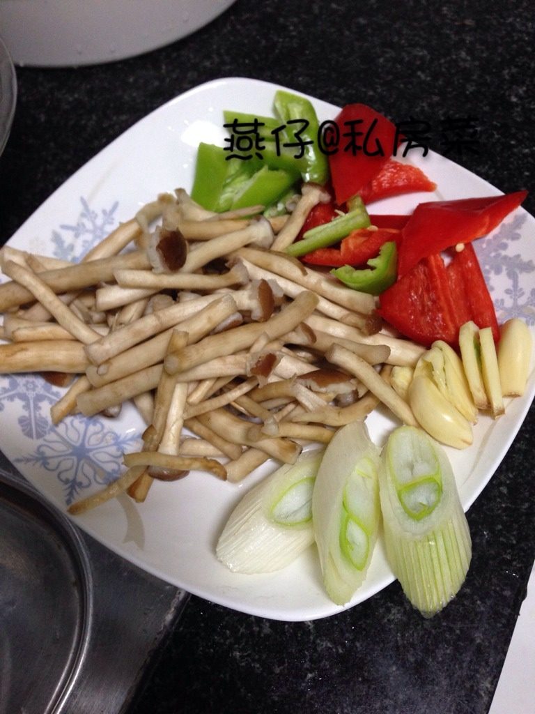茶树菇烧豆腐,如图将所有食材洗净,切好备用。