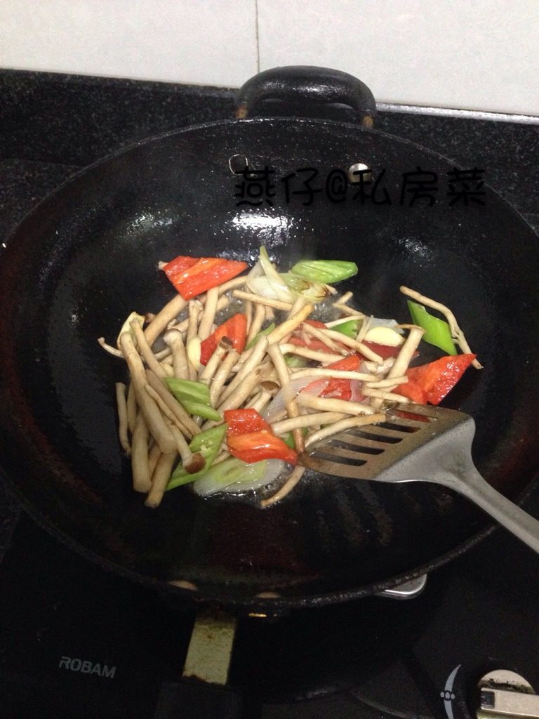 茶树菇烧豆腐,如图锅里留点油，下<a style='color:red;display:inline-block;' href='/shicai/ 2795'>蒜头</a>，<a style='color:red;display:inline-block;' href='/shicai/ 138'>大葱</a>炒香，再倒入食材翻炒，加入一点盐翻炒均匀。