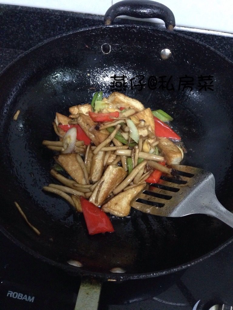 茶树菇烧豆腐,如图再加入豆腐，<a style='color:red;display:inline-block;' href='/shicai/ 3729'>白糖</a>，<a style='color:red;display:inline-block;' href='/shicai/ 692'>酱油</a>，味精，快速翻炒出锅。