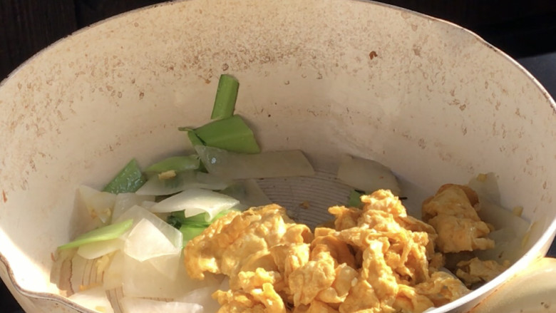 白萝卜炒鸡蛋,加入鸡蛋,炒匀入味