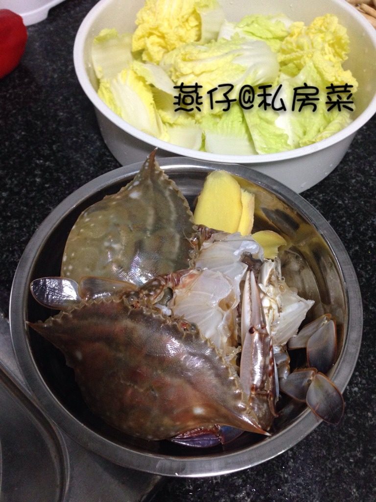 螃蟹白菜汤,如图把所有食材洗净，切好备用。