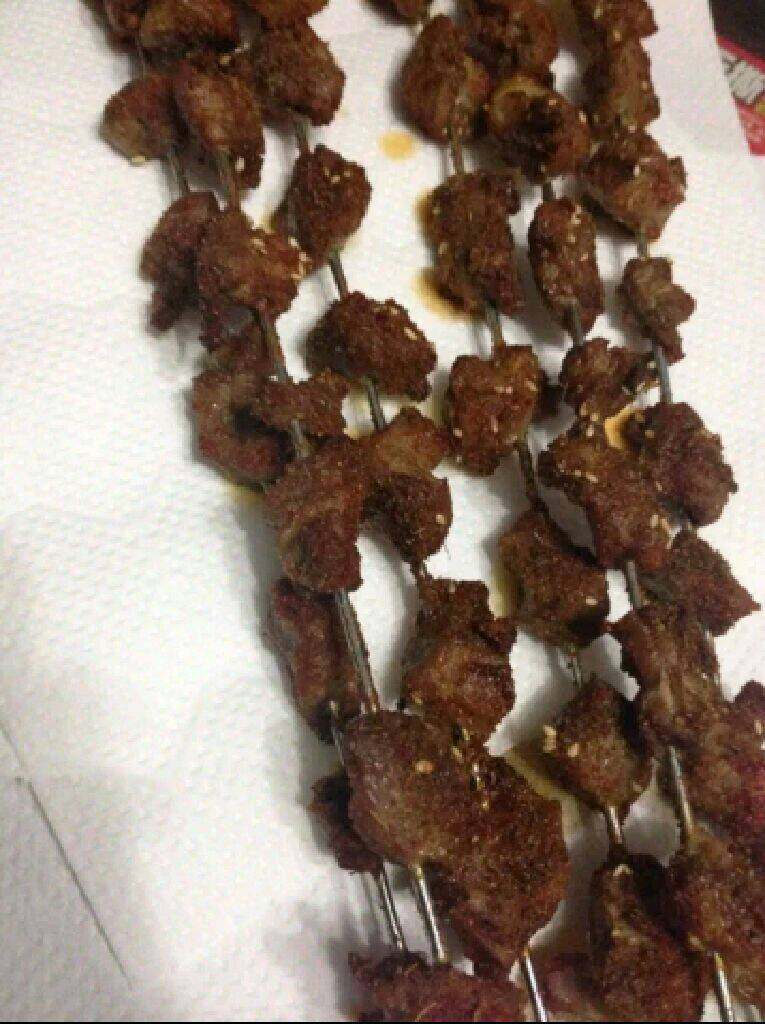 烤羊肉串,烤盘上面放一张锡纸,烤箱200度预热十五分钟,把串好的羊肉串摆进去,上下火200度烤五分钟后拿出烤盘,在羊肉串上面撒上少许盐和孜然粉,继续放入,等肉串流油时再次取出烤盘,撒上<a style='color:red;display:inline-block;' href='/shicai/ 678'>白芝麻</a>后放入烤箱,注意观察烤箱,直至肉串烤熟即可