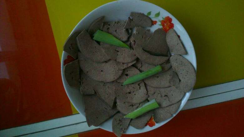 自制猪肝,将煮好的猪肝拿出切片儿码盘；
