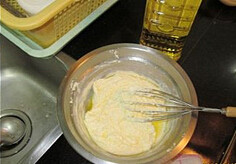 斑兰轻乳酪蛋糕 ,奶酪放盆里隔热水搅打均匀,加入<a style='color:red;display:inline-block;' href='/shicai/ 887'>黄油</a>继续搅拌均匀,离水备用。