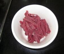 尖椒炒牛肉,<a style='color:red;display:inline-block;' href='/shicai/ 216'>牛肉</a>逆纹切成条，放进碗里