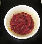 尖椒炒牛肉,碗内调入适量的<a style='color:red;display:inline-block;' href='/shicai/ 788'>生抽</a>、<a style='color:red;display:inline-block;' href='/shicai/ 721'>蚝油</a>、盐、<a style='color:red;display:inline-block;' href='/shicai/ 718'>料酒</a>、<a style='color:red;display:inline-block;' href='/shicai/ 59093'>鸡蛋清</a>，搅匀，再加入一点点生粉、<a style='color:red;display:inline-block;' href='/shicai/ 156925'>水</a>和<a style='color:red;display:inline-block;' href='/shicai/ 37'>姜</a>丝搅匀，盖上盖子腌制放冰箱半小时
