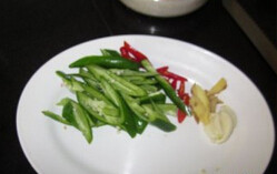 尖椒炒牛肉,<a style='color:red;display:inline-block;' href='/shicai/ 61'>青椒</a>、<a style='color:red;display:inline-block;' href='/shicai/ 82'>小米椒</a>、姜切丝、蒜头切片备用