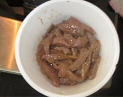 尖椒炒牛肉,锅内放入适量的油，烧热，放入腌好的牛肉条快速滑油炒至牛肉一变色就立刻盛出