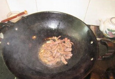 尖椒炒牛肉,锅内放适量的油，把蒜片和辣椒放进去爆香