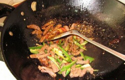 尖椒炒牛肉,再倒入牛肉和青椒，加入适量的<a style='color:red;display:inline-block;' href='/shicai/ 10082'>豆鼓</a><a style='color:red;display:inline-block;' href='/shicai/ 6854'>香辣酱</a>和一点生抽，翻炒均匀即可出锅