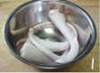 Q烧猪尾,<a style='color:red;display:inline-block;' href='/shicai/ 4816'>猪尾巴</a>洗干净;