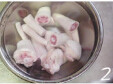 Q烧猪尾,剁成小块,清<a style='color:red;display:inline-block;' href='/shicai/ 156925'>水</a>浸泡1小时左右;