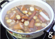 Q烧猪尾,开锅后,加虎皮蛋、<a style='color:red;display:inline-block;' href='/shicai/ 762'>老抽</a>,转中火再次烧开锅后转小火烧至汤汁剩一半时加盐,继续烧至汤汁变稀,共烧制时间90分钟。