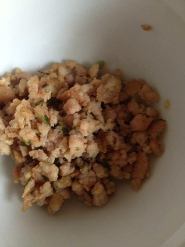 绿色健康无敌营养粥(蔬菜肉糜粥),肉糜里面倒黄酒,放盐、味精、葱姜末拌匀腌制15分钟。然后煸炒下。我是做菜剩的一点,其实量可以比这多点。