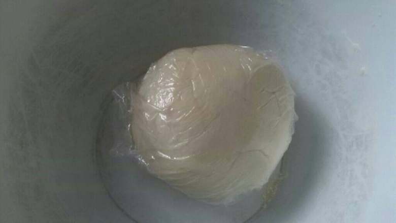 ≈韭菜鸡蛋饺子≈,把面团和好,包上保鲜膜醒十分钟
