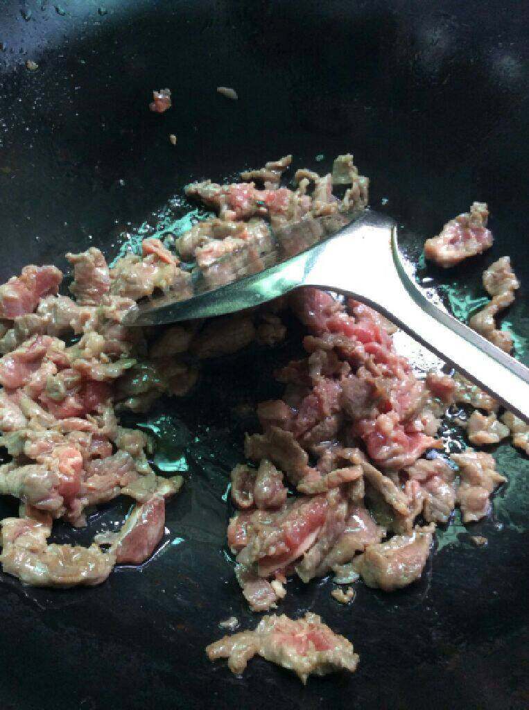 沙爹牛肉面,起锅热油,放入牛肉炒至八成熟