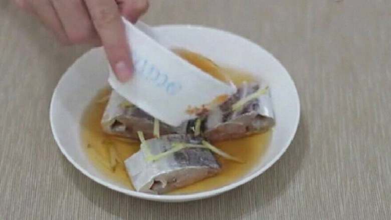 萝卜焖带鱼,带鱼放到盘子里,放姜丝,料酒腌制15分钟。