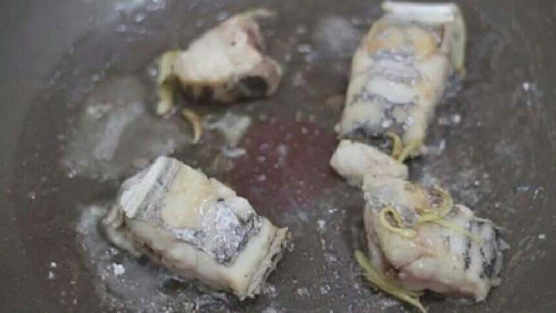 萝卜焖带鱼,热锅后加油转中小火,放入带鱼煎至两面金黄。