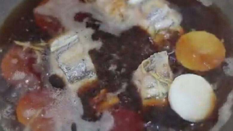 萝卜焖带鱼,接着加入水,水的量刚没过带鱼为好,在放入调好的酱料搅拌均匀,大火把水煮开,在放入白萝卜,盖上锅盖转中小火焖4分钟。
