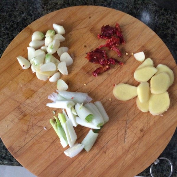 羊肉焖饼子,将葱姜蒜和辣子皮切好,切成什么样都行。