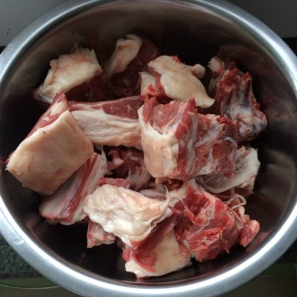 羊肉焖饼子,羊排切成大小适中的块,不要太小