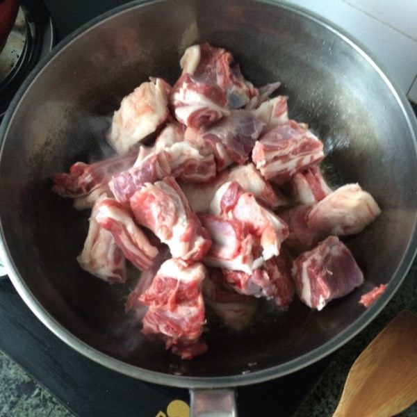 羊肉焖饼子,锅放油,要根据肉的量,要多点油,以漫过肉的三分之一为准。