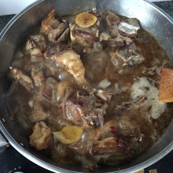 羊肉焖饼子,水量要漫过羊肉,然后在锅里炖。现在就要准备饼子了。