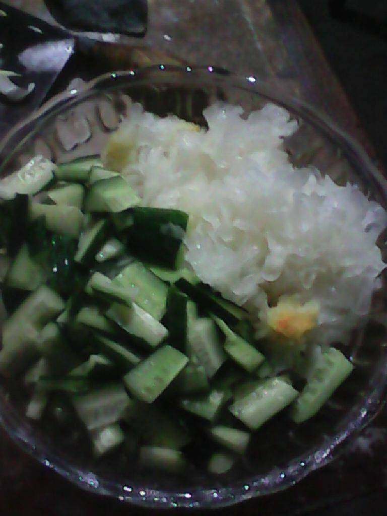 凉拌黄瓜银耳,黄瓜切段银耳泡好撕碎