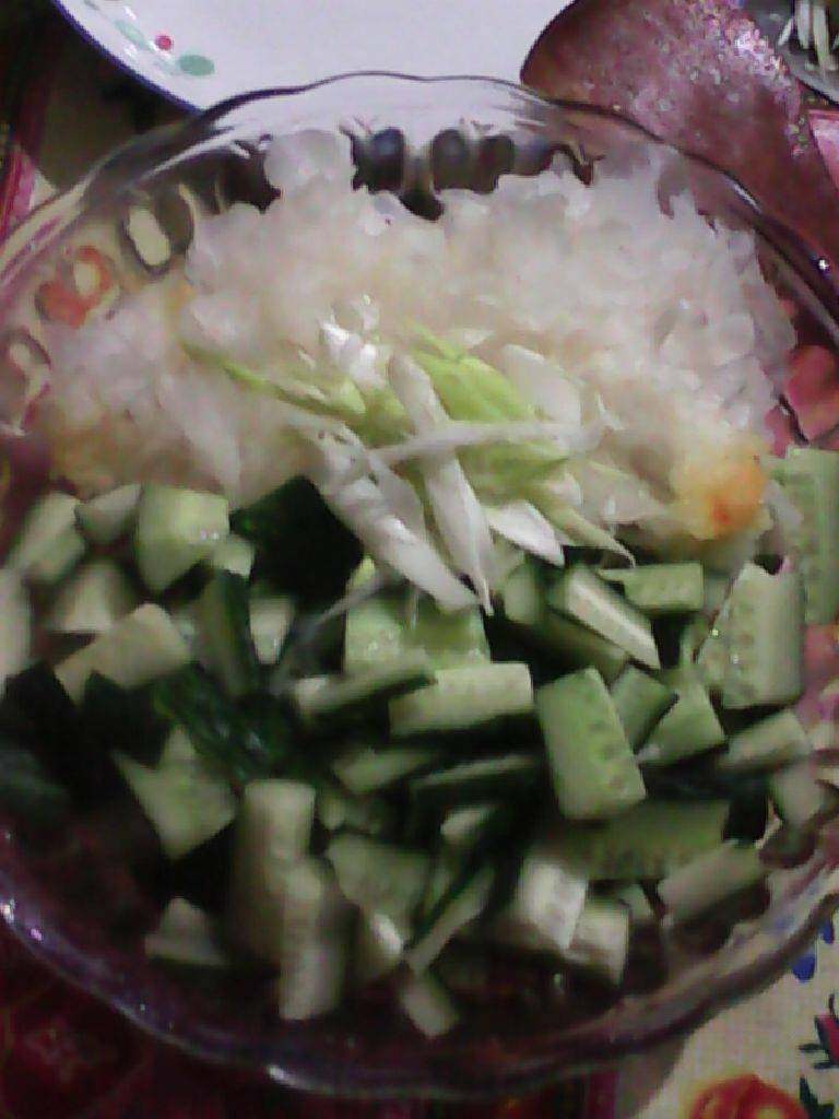 凉拌黄瓜银耳,放葱调料盐