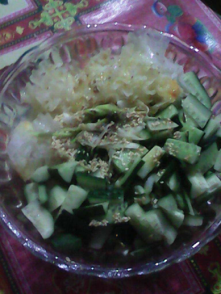 凉拌黄瓜银耳,把油烧开放芝麻炝到黄瓜菜里