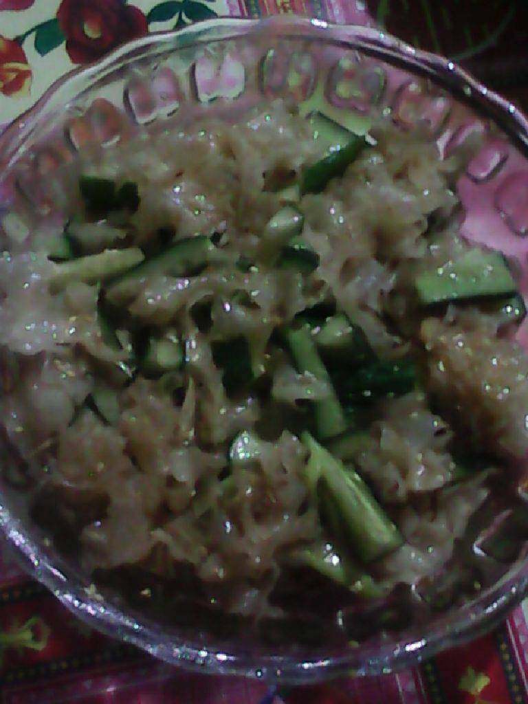 凉拌黄瓜银耳,放醋生抽拌起即可