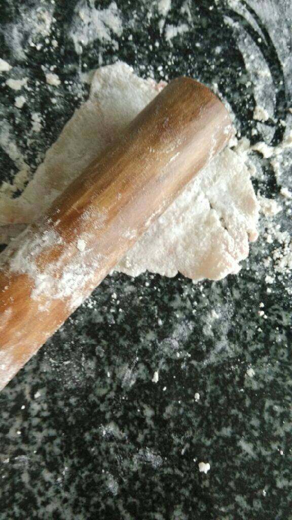 菊花捶鱼,用擀面杖在鱼两面捶打,待粉吸收再加粉捶,加两次粉后在不敲碎鱼片的情况下尽量多捶会,使得淀粉和鱼肉融和
