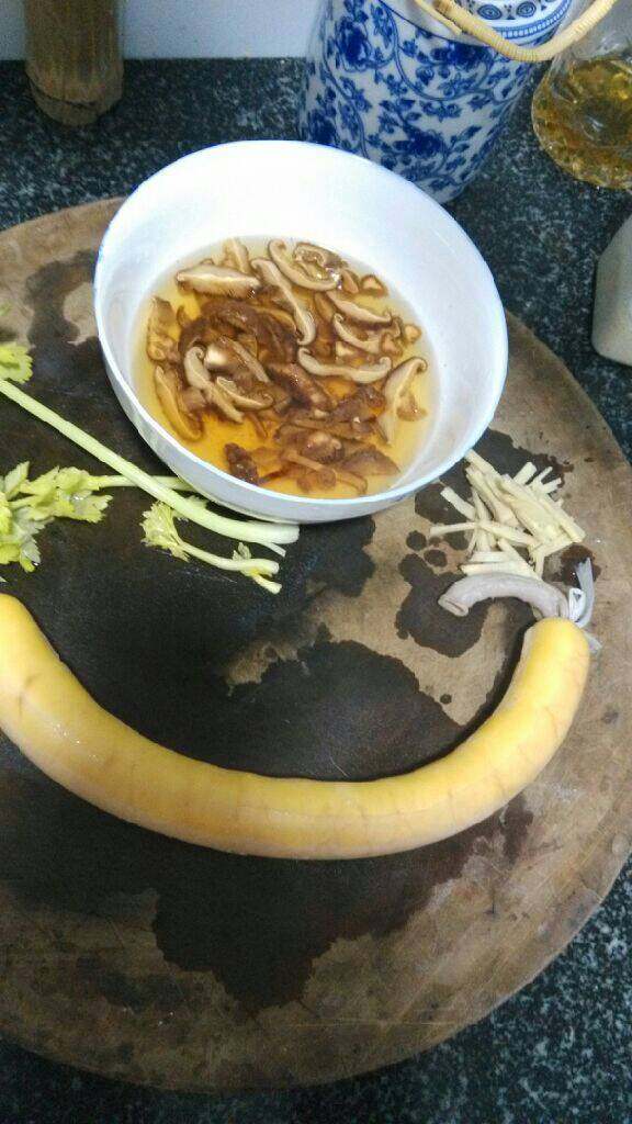 菊花捶鱼,入冷水中煮,煮至水开改为小火煮,至蛋肠熟透(切勿旺火煮或蛋肠里有大量空气,不然会爆裂)