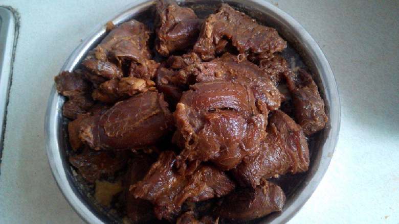 酱牛肉,洗干净锅后再次注水,将调料用纱布袋包好放锅内,加所有酱油和半个小红辣椒(提鲜)。水开后放入缩紧的牛肉,大火煮开后,捞出辣椒,放入<a style='color:red;display:inline-block;' href='/shicai/ 866'>冰糖</a>和盐转小火煮至用筷子能顺利穿透,关火继续闷煮。