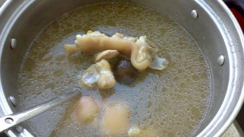 香菇黄豆猪蹄汤, 再煮沸5分钟左右,关火,即可食用。