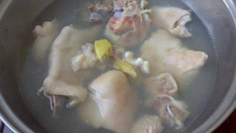 香菇黄豆猪蹄汤,加进猪蹄,中火继续煲。