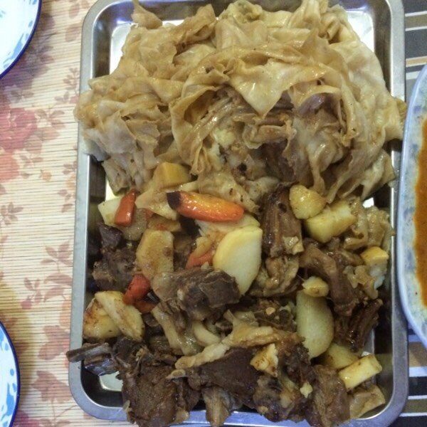 羊肉焖饼子,待汤汁都收的差不多了就可以出锅装盘了,肉和面饼要分开放,最好搭配凉菜吃,不会腻。