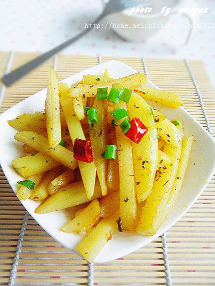 美味土豆条,最后出锅前，撒上些许的烧烤料和葱花即可。