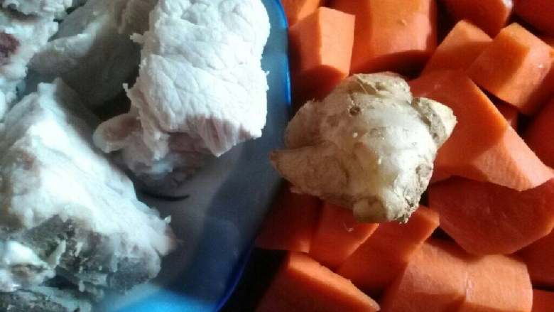 胡萝卜炖排骨,食材准备好，把排骨切块  萝卜切块 <a style='color:red;display:inline-block;' href='/shicai/ 37'>姜</a>切片