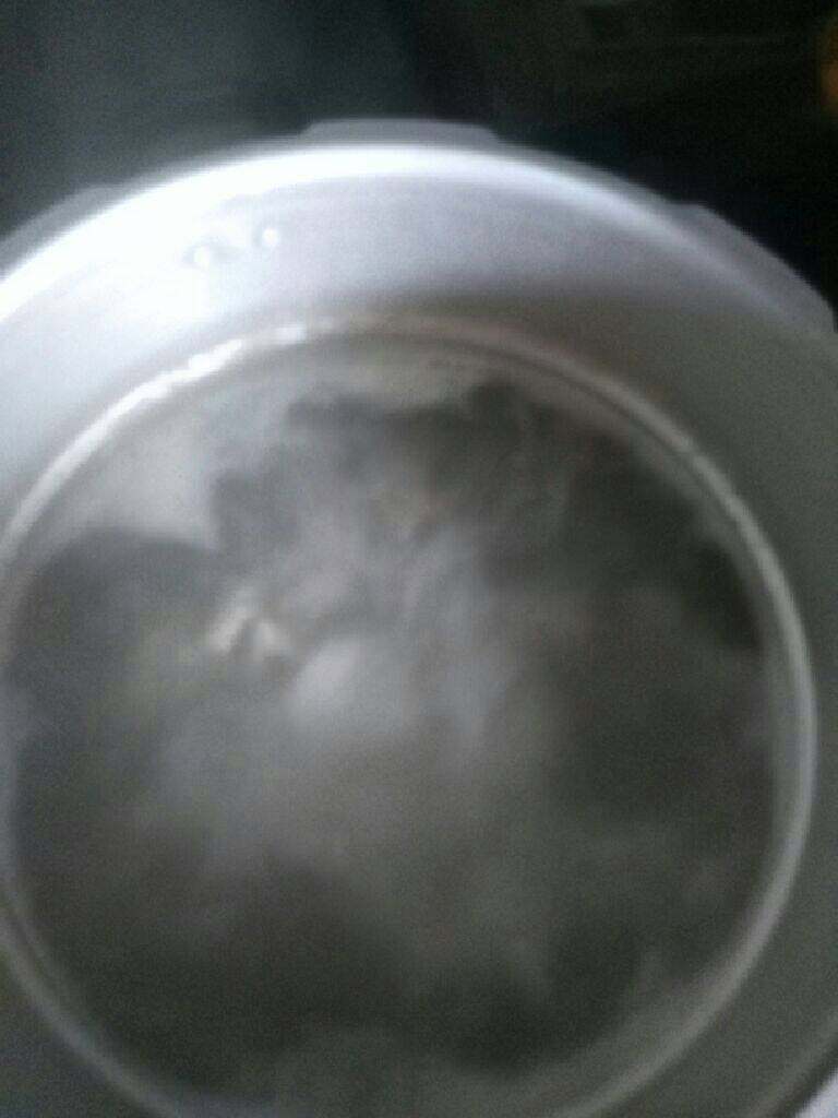 胡萝卜炖排骨,锅里倒水烧热放排骨烧开滤去血末 