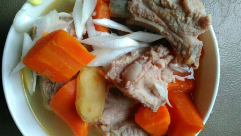 胡萝卜炖排骨,即可食用了