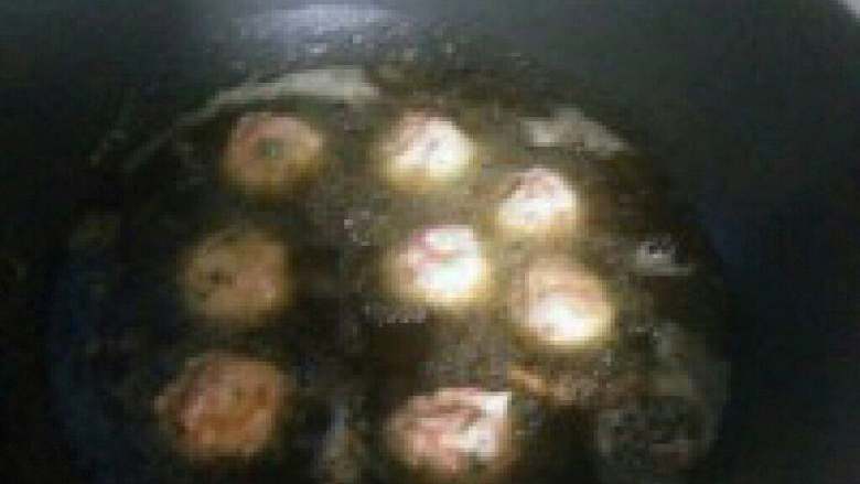 白萝卜肉末丸子,锅里放油(油放多一点),把抳好的丸子放进油锅里炸,炸成金黄熟透就可以了(先用大火,到后面就开小火)。