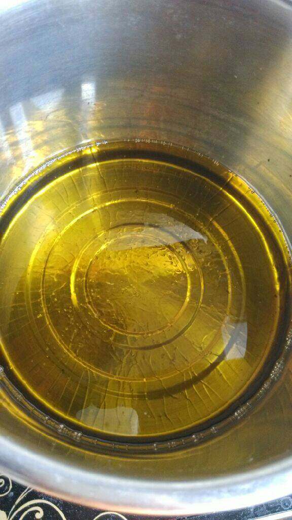鱼骨酥,锅中倒入适量山茶油待七成热时把材料捏成母指大小的块入油锅中小火慢炸,