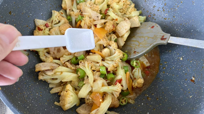 干锅菜花五花肉,尝下咸淡,根据自己口味补充少许食盐翻炒均匀关火