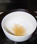 山楂慕斯,鱼胶片用冷水泡软,挤干水份,隔水融化