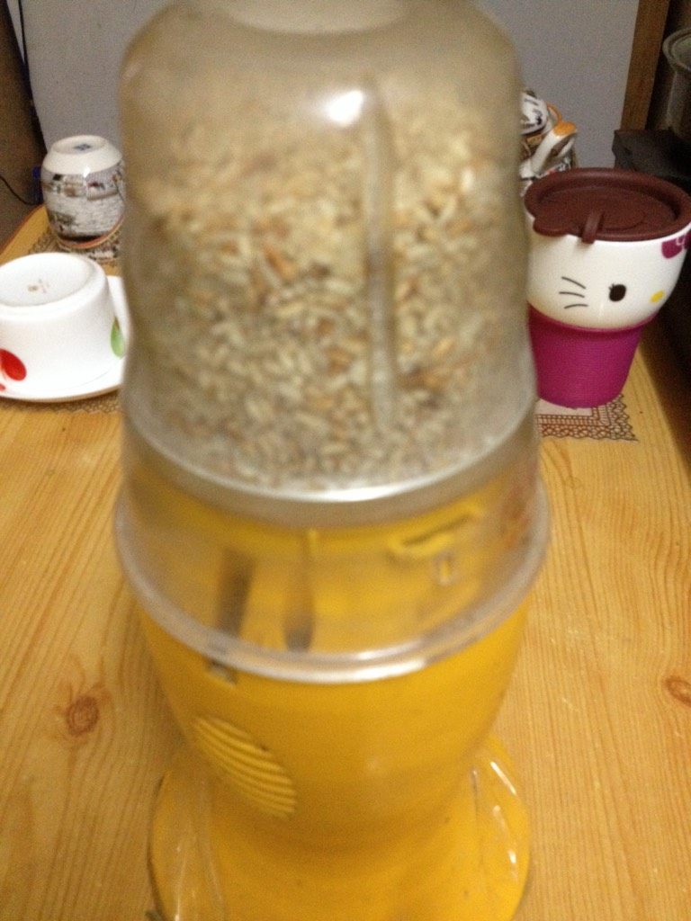粉蒸芋头,如图炒好的米,打碎