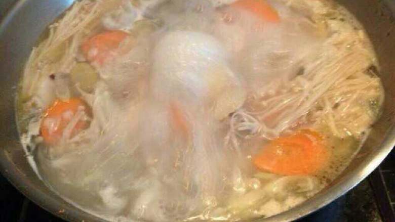 奶白浓香豆腐鲢鱼头汤,盖锅盖大火烧熟