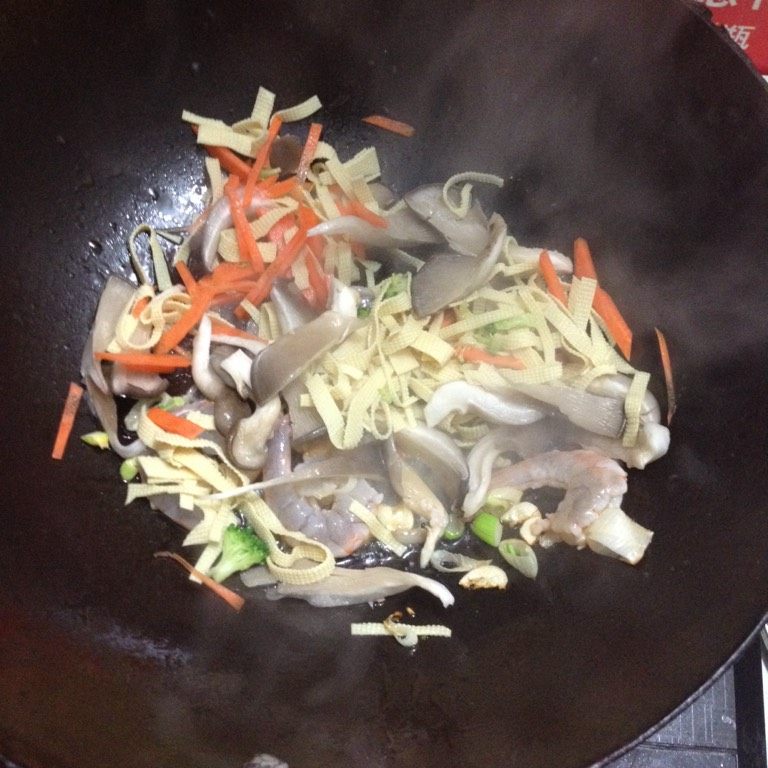 时蔬杂炒,如图起油放入虾，煸炒，再加入<a style='color:red;display:inline-block;' href='/shicai/ 25'>胡萝卜</a>，<a style='color:red;display:inline-block;' href='/shicai/ 231'>平菇</a>，加入盐