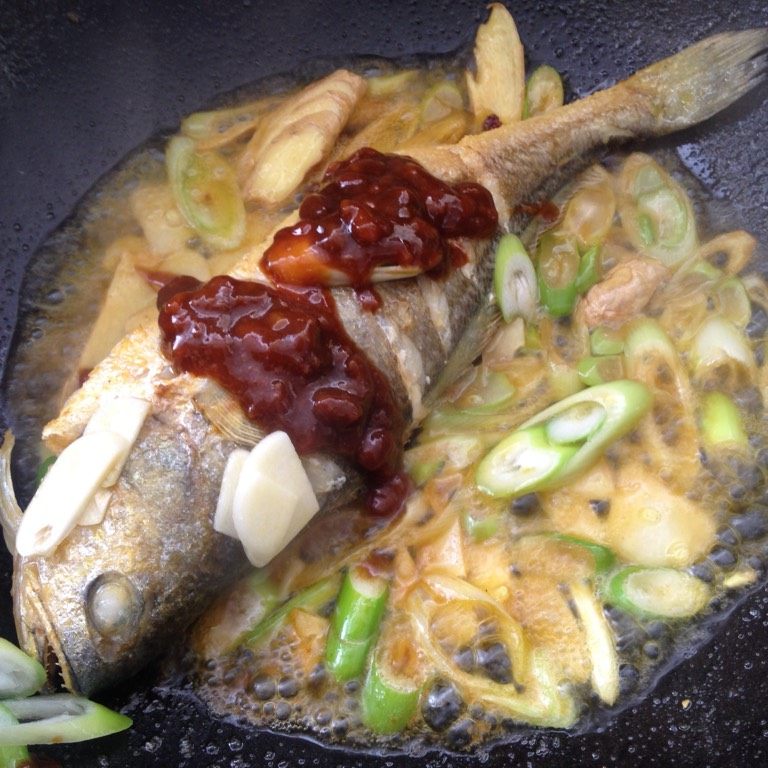 黄豆酱焖黄花鱼,如图加入料酒、葱姜蒜、生抽少量、<a style='color:red;display:inline-block;' href='/shicai/ 4510'>黄豆酱</a>两勺、盐一点点